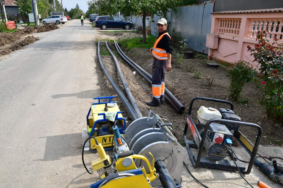 Lucrările la rețeaua de canalizare din Săbiești progresează constant. Echipele de muncitori se mobilizează pe strada Bucegi, asigurându-se