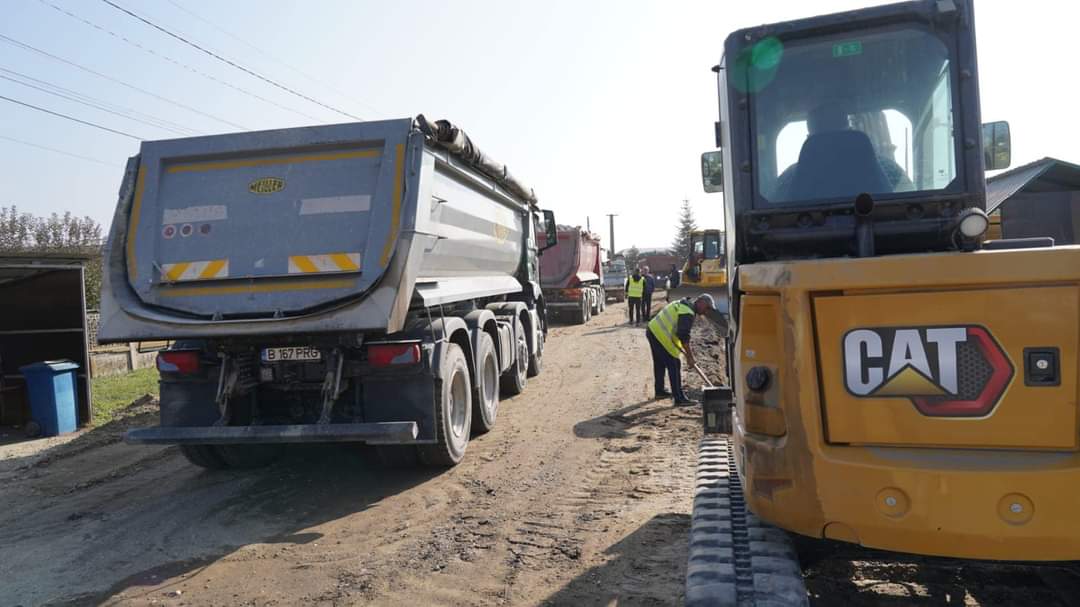 Lucrările de modernizare pe DJ 720 A, care leagă Gura Ocniței de DN1A, avansează într-un ritm alert, având ca scop reluarea rapidă a traficului rutier.