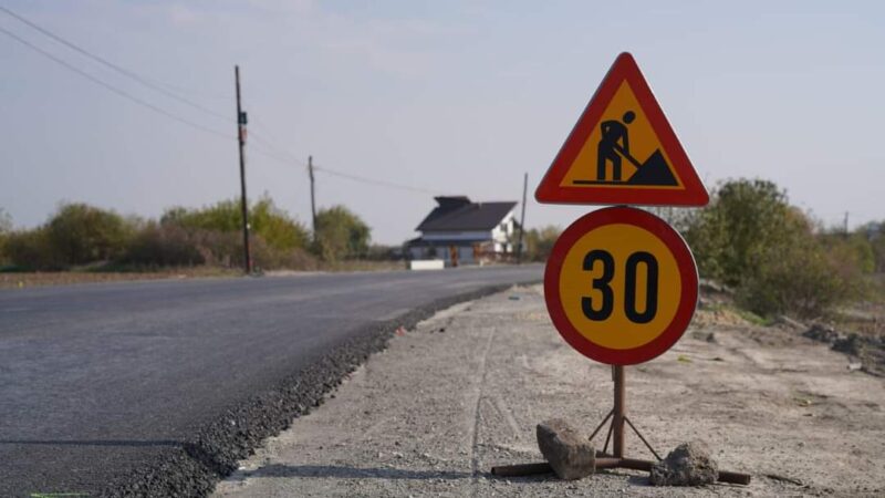 Lucrările de modernizare pe DJ 720 A, care leagă Gura Ocniței de DN1A, avansează într-un ritm alert, având ca scop reluarea rapidă a traficului rutier.