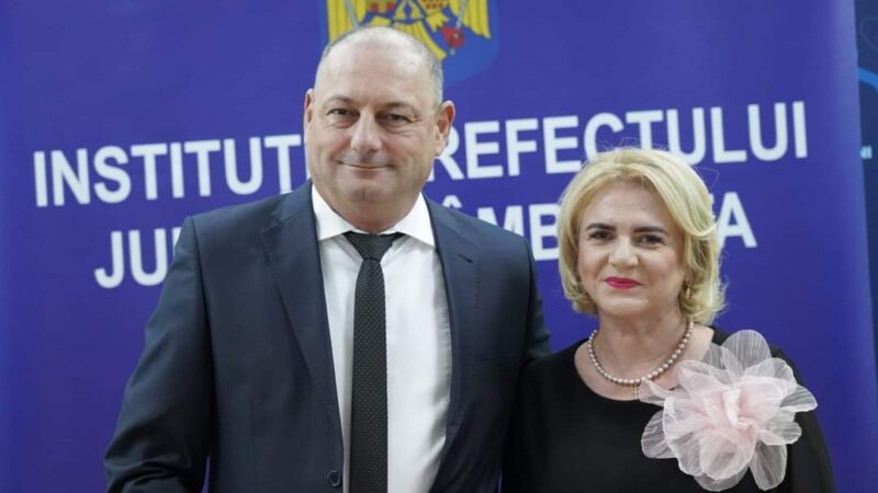 Emilian Rusu a depus jurământul ca nou prefect al județului Dâmbovița, într-o ceremonie oficială la care au fost prezenți președintele CJ Dâmbovița, Corneliu Ștefan, fostul prefect Claudia Gilia, primarul Daniel Cristian Stan și cei doi subprefecți.