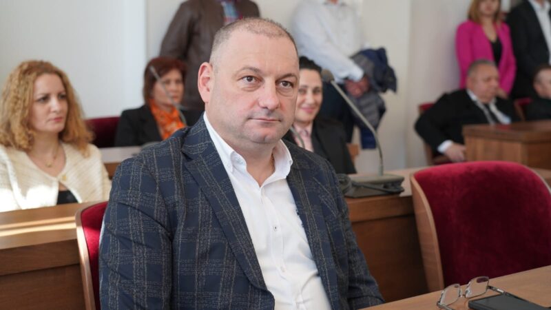 Emilian Rusu a fost numit prefect al județului Dâmbovița: O nouă etapă pentru administrația locală Guvernul României a adoptat ieri o hotărâre prin care Emilian Rusu a fost numit oficial prefect al județului Dâmbovița.