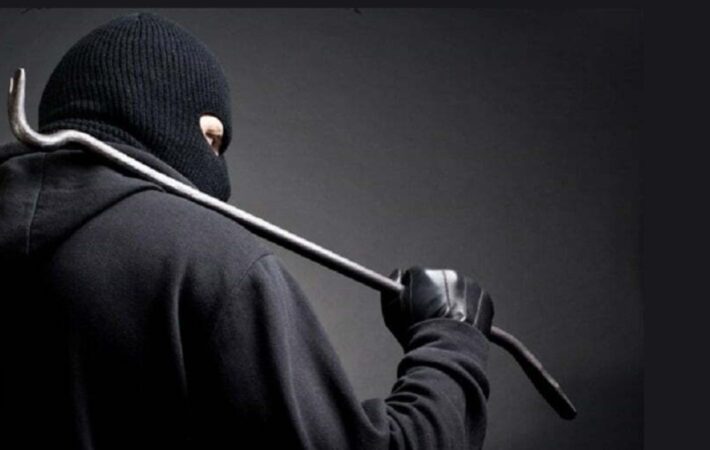 Hoții cu cagule au semănat teroare în Produlești Trei bărbați cu vârste cuprinse între 21 și 27 de ani, din Târgoviște, au fost reținuți de polițiștii din cadrul Poliției Orașului Găești