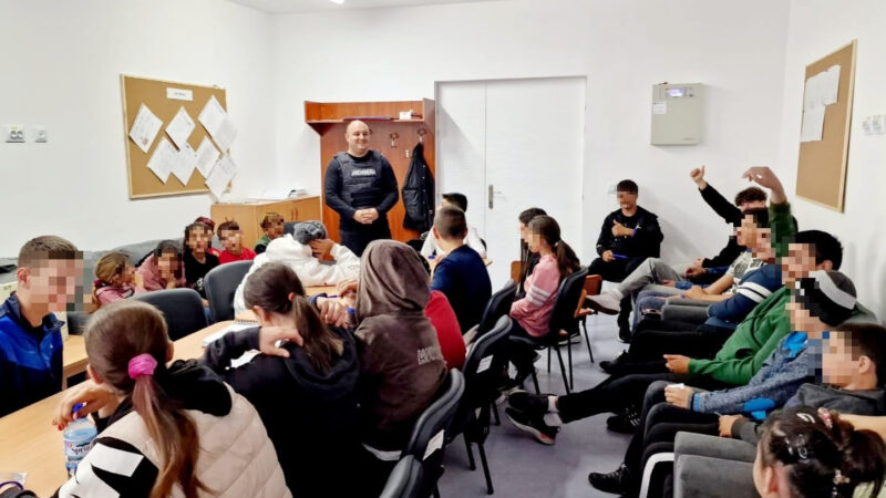 Ieri,  23 octombrie, Școala Gimnazială Specială din Târgoviște a fost gazda unei acțiuni interactive de informare organizată de jandarmii