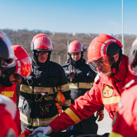 În contextul creșterii alarmante a incendiilor în locuințe, specialiștii în siguranță recomandă cetățenilor să fie extrem de atenți la utilizarea instalațiilor electrice.