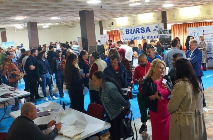 AJOFM Dâmbovița în parteneriat cu Consiliul Județean Dâmbovița, a organizat vineri, 11 octombrie 2024, Bursa Locurilor