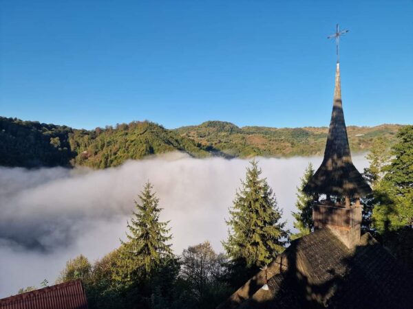 Luna Noiembrie este  cunoscută și sub denumirea populară de „Brumar”, aduce cu sine un amalgam de tradiții și obiceiuri