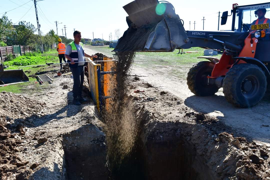 Se lucrează în ritm susținut la rețeaua de canalizare din Răcari, echipa de lucrători profită de vremea bună pentru a avansa în ritm susținut la rețeaua de canalizare.