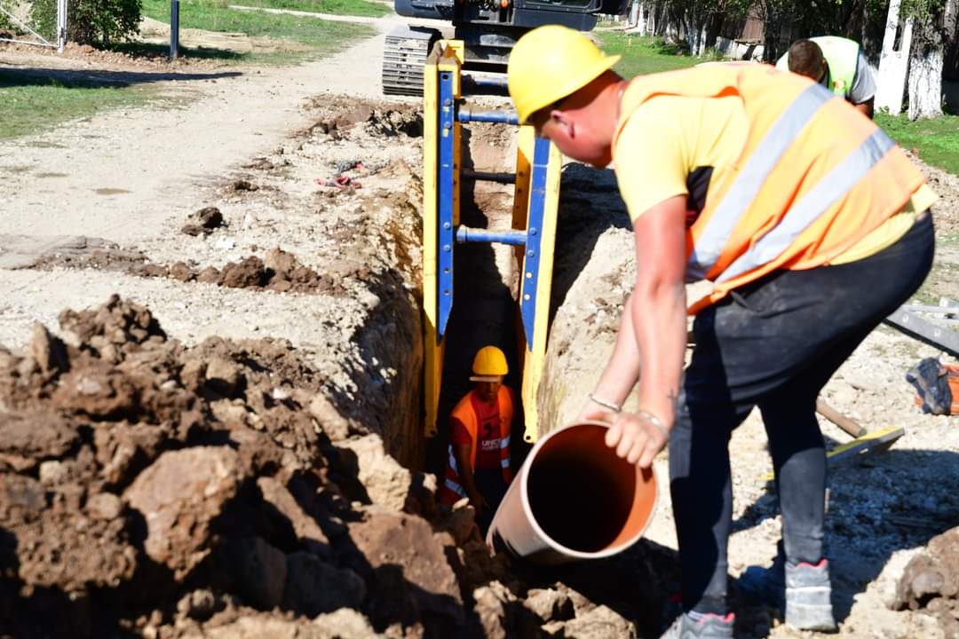 Se lucrează în ritm susținut la rețeaua de canalizare din Răcari, echipa de lucrători profită de vremea bună pentru a avansa în ritm susținut la rețeaua de canalizare.