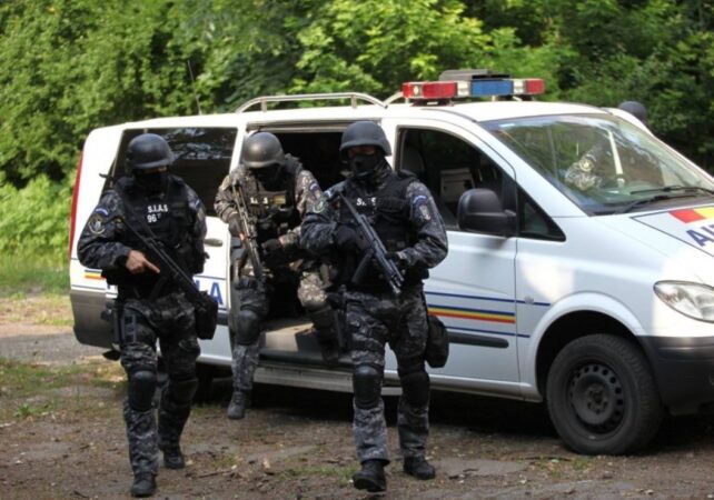 Un bărbat de 43 de ani a fost reținut de poliție, fiind suspectat de agresarea unui prieten, în urma unei altercații survenite pe fondul consumului de alcool.