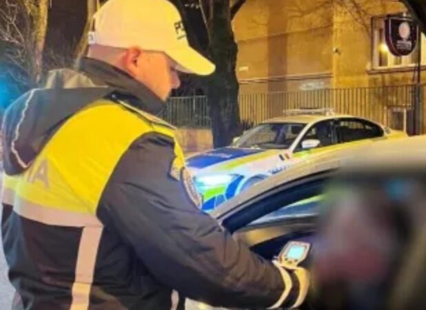  O acțiune de rutină a poliției rutiere a dus la depistarea unui șofer care conducea un autoturism sub influența băuturilor alcoolice.