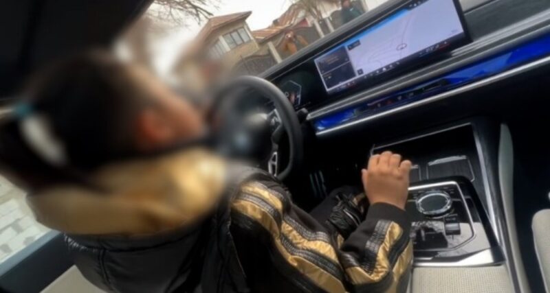 Un incident șocant  s-a petrecut recent în comuna  dâmbovițeană Butimanu, un băiețel de doar 10 ani a fost surprins conducând o mașină cu o viteză