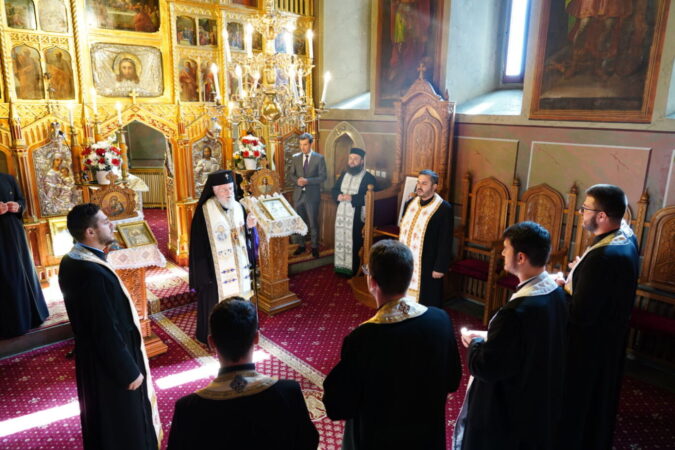 Înaltpreasfințitul Părinte Arhiepiscop și Mitropolit Nifon a hirotesit întru duhovnic joi, 3 octombrie 2024, la Paraclisul eparhial din Târgoviște