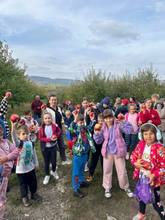 Zilele trecute Stațiunea de Cercetare-Dezvoltare pentru Pomicultură Voinești a deschis porțile livezilor pentru aproape 2000 de elevi din școli