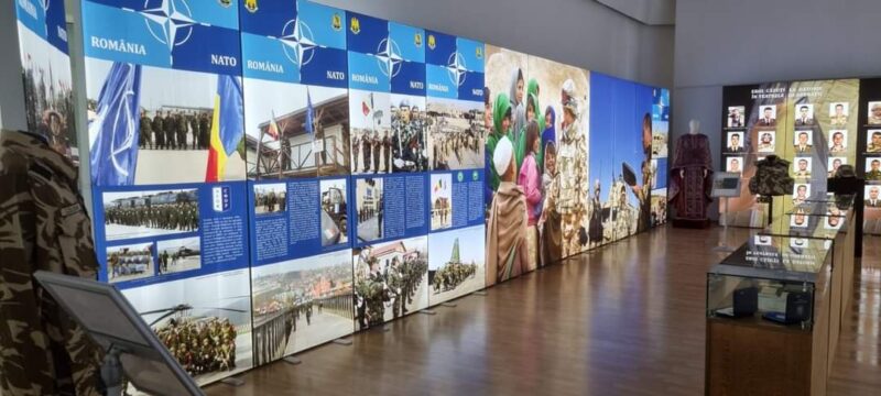 Ieri, la Târgoviște, a avut loc deschiderea oficială a expoziției „20 DE ANI ROMÂNIA-NATO. ALIANȚĂ PENTRU O PACE DURABILĂ”