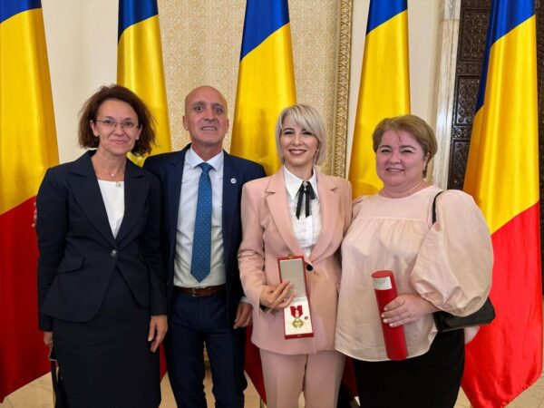 Colegiul Național „Ienăchiţă Văcărescu” din Târgovişte și Colegiul Naţional Pedagogic „Constantin Cantacuzino” din Târgovişte au primit Ordinul