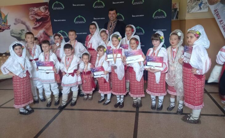 Ansamblul "Florile Malului" din comuna dâmbovițeană Malu cu Flori a reușit să cucerească inimile publicului și juriului la prestigiosul Festival Național