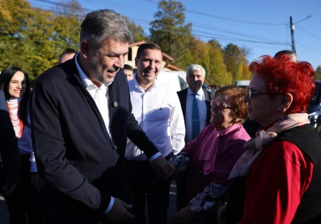 Premierul Marcel Ciolacu a participat la Târgul de Sfântul Dumitru de la Fieni, un eveniment care a adunat mii de dâmbovițeni dornici să celebreze tradițiile locale.