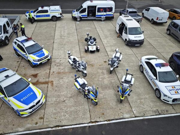Poliția Română și-a consolidat prezența la evenimentele automobilistice, marcând o tradiție solidă de implicare și sprijin. Cu bucurie și entuziasm