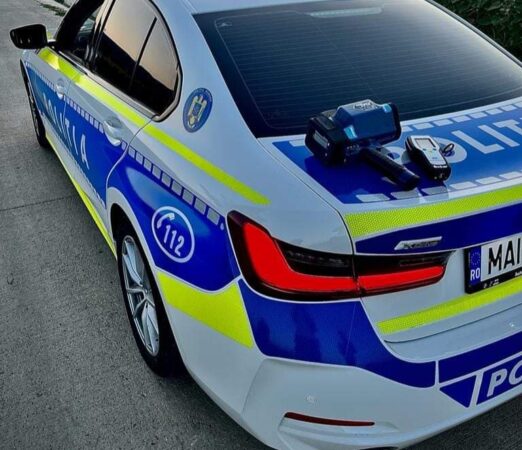 Polițiștii din cadrul Secției nr. 12 Poliție Rurală Tărtășești au oprit pentru control, pe drumul comunal 160, un autoturism care circula din direcția Ciocănești către Vizurești și care era condus de un bărbat de 25 de ani, din București. 