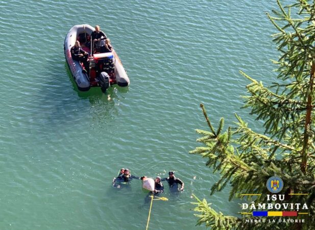 Scafandrii Inspectoratului pentru Situații de Urgență Basarab I al județului Dâmbovița, s-au reunit la lacul Colibița pentru un antrenament intens, dedicat perfecționării abilităților de intervenție în situații de urgență acvatice.