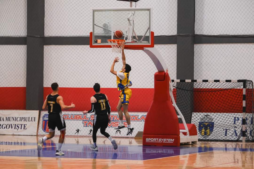 Sala de sport „Ioan Valeriu” din Târgoviște a fost gazda unui meci electrizant de baschet între Clubul Sportiv Universitar din Târgoviște și ABC Laguna București