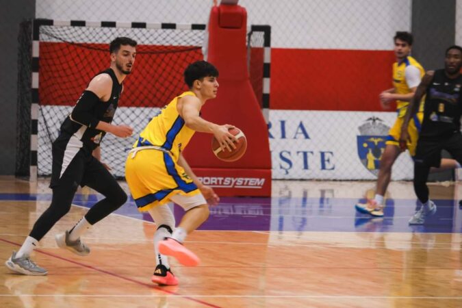CS Universitatea Târgoviște, un exemplu de spirit de echipă și determinare. Sala de sport „Ioan Valeriu” din Târgoviște a fost gazda unui meci electrizant de baschet între Clubul Sportiv Universitar din Târgoviște și ABC Laguna București