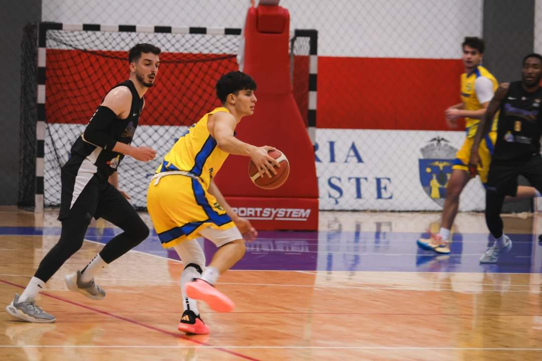 Sala de sport „Ioan Valeriu” din Târgoviște a fost gazda unui meci electrizant de baschet între Clubul Sportiv Universitar din Târgoviște și ABC Laguna București