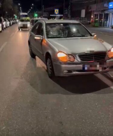 Accident rutier în Târgoviște: Un pieton turmentat de alcool a fost lovit de un autoturism Un accident rutier a avut loc pe bulevardul Tudor Vladimirescu din Târgoviște, în care un pieton a fost rănit după ce a fost acroșat de un autoturism condus de un tânăr de 19 ani.