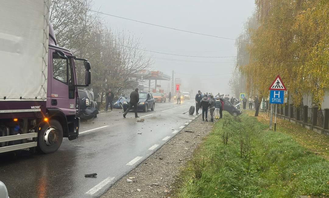 Ieri, 12 noiembrie, un accident rutier a avut loc pe DN 72A, în localitatea Voinești, în urma unei coliziuni între trei autoturisme.