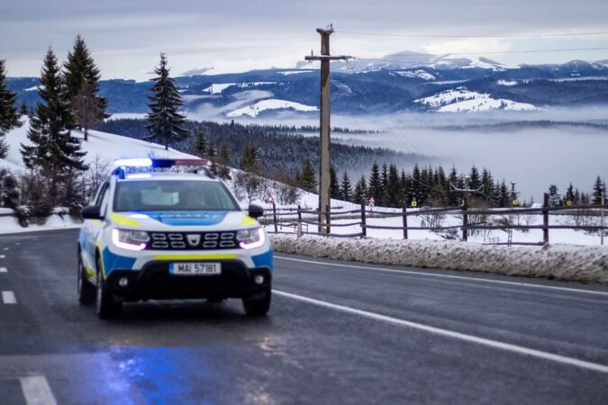 În această dimineață, autoritățile din întreaga țară avertizează asupra condițiilor meteo dificile ce pot afecta circulația rutieră.