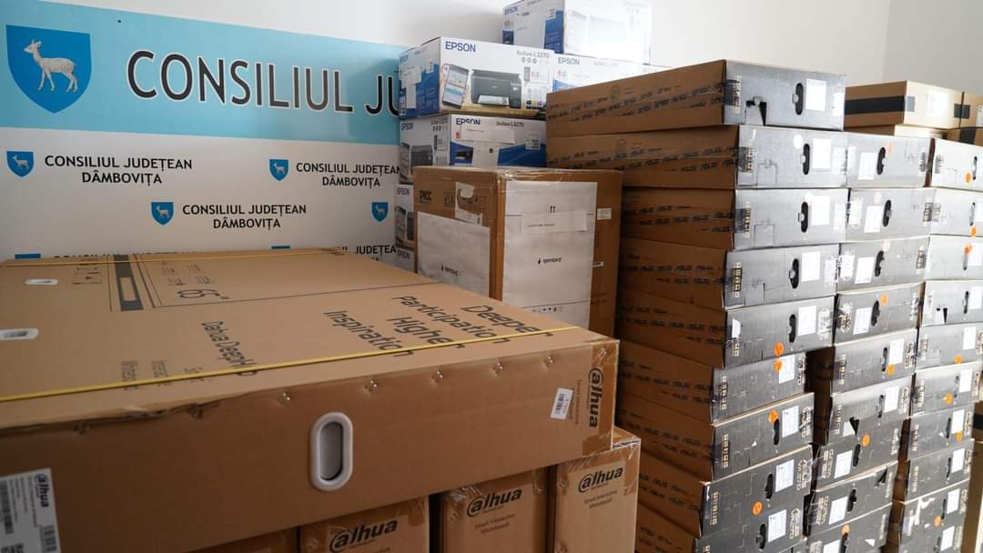 Președintele Consiliului Județean Dâmbovița, Corneliu Ștefan, a anunțat ieri o serie de investiții semnificative în domeniul educației digitale