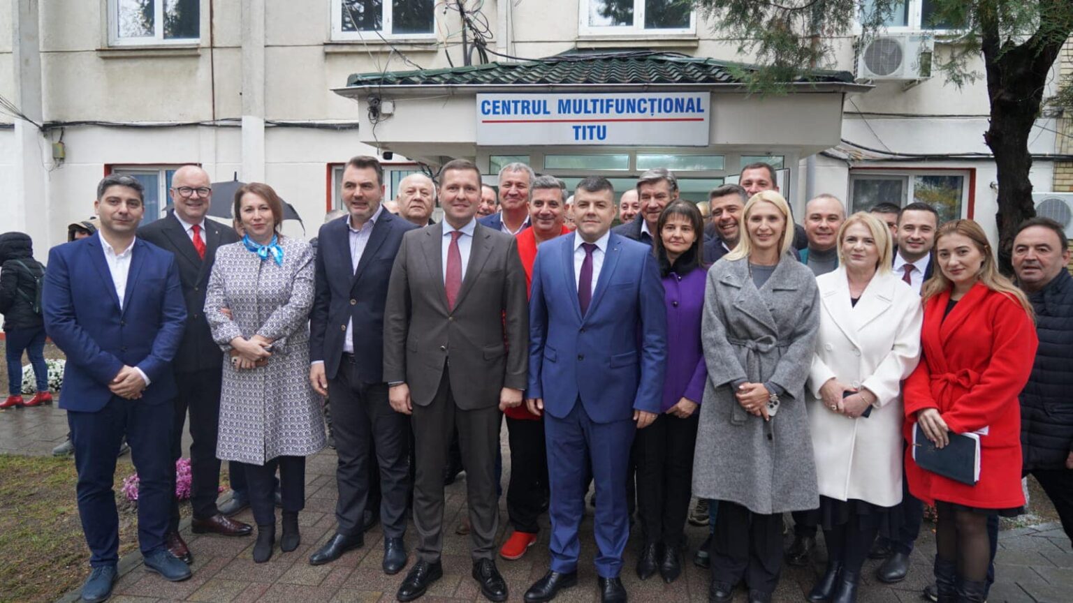 Ieri, la Titu,  președintele Consiliului Județean Dâmbovița, Corneliu Ștefan, împreună cu primarul orașului Titu, Laurențiu Costache