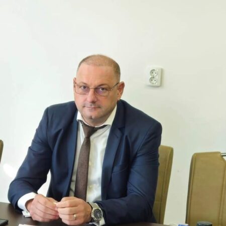 Dâmbovițenii sunt invitați să își exprime părerile pentru îmbunătățirea serviciilor Prefecturii Dâmbovița Instituția Prefectului din județul Dâmbovița lansează un apel către cetățeni pentru a contribui la îmbunătățirea serviciilor publice