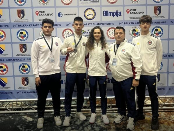 Fabian Constantin a obținut argint la Campionatul Balcanic de Karate WKF! Fabian Constantin a obținut argint la Campionatul Balcanic de Karate WKF! Sportivul clubului CS Târgoviște, Fabian Constantin, a cucerit medalia de argint la Campionatul Balcanic de Karate WKF, care s-a desfășurat între 8 și 10 noiembrie la Sarajevo. Fabian a făcut parte din echipa masculină a României de kumite cadeți, care a reușit să urce pe treapta a doua a podiumului, un rezultat deosebit care reflectă atât talentul său, cât și munca intensă din pregătire. Echipa României, în care s-au aflat și sportivi de top precum Ștefan Crivaț, Cristian Doloman, Andrei Luță, Daniel Burnaz, Vlad Rosescu și Robert Dumitru, a impresionat la competiția balcanică, alături de sportivii de la CS Târgoviște care au avut un aport semnificativ la acest succes. Alături de Fabian, alți sportivi din cadrul clubului, precum Andrei Alexandru (cadeți), Lorelley Andrei (U21) și Alexandru Vede (juniori), au reprezentat cu mândrie CS Târgoviște la Sarajevo. Lorelley Andrei a obținut și el un rezultat remarcabil, clasându-se pe locul 7 în cadrul categoriei 55 kg – kumite U21, un rezultat promițător pentru cariera sa. La finalul competiției, România a reușit să adune un total de 9 medalii: 1 aur, 1 argint și 7 bronzuri, confirmând încă o dată valoarea și tradiția karate-ului românesc în cadrul competițiilor internaționale.