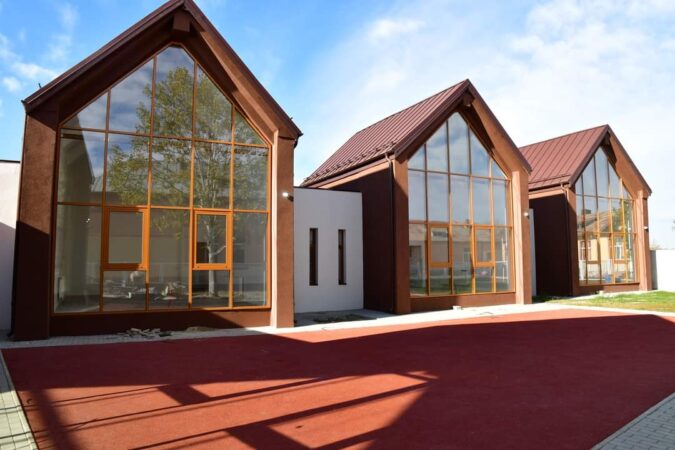 Grădinița din Răcari, un proiect esențial pentru dezvoltarea educațională a orașului, se află la finalizare. 