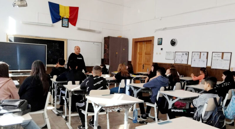 Jandarmii din Dâmbovița au adus siguranța, educația și spiritul civic mai aproape de elevi, printr-o serie de activități interactive și educative