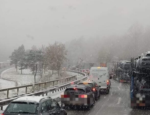 Județul Dâmbovița este sub INFORMARE METEO: Ploi, lapoviță, ninsori și vânt puternic până pe 23 noiembrie Județul Dâmbovița se află sub INFORMARE METEO valabilă între 20 noiembrie, ora 10:00 și 23 noiembrie, ora 20:00, cu fenomene meteo