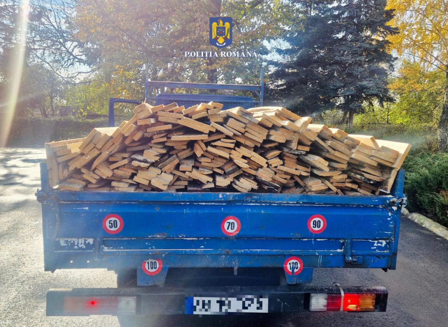 Polițiștii din cadrul Inspectoratului de Poliție Județean Dâmbovița au acționat atât pentru prevenirea și combaterea unor situații de risc, cât și pentru menținerea unui climat optim de ordine și siguranță publică.