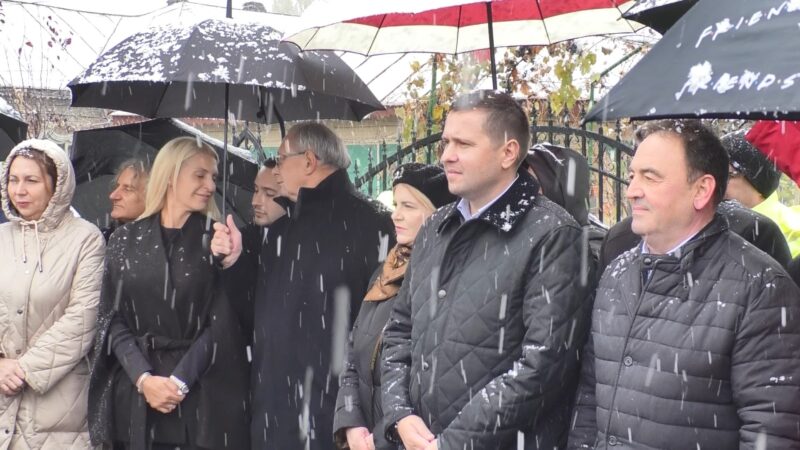 Monumentul „Poarta Brâncovenilor” a fost inaugurat la Potlogi, un nou simbol al istoriei pe meleaguri dâmbovițene Comuna Potlogi din județul Dâmbovița a marcat ieri, un moment istoric, odată cu inaugurarea monumentului „Poarta Brâncovenilor”