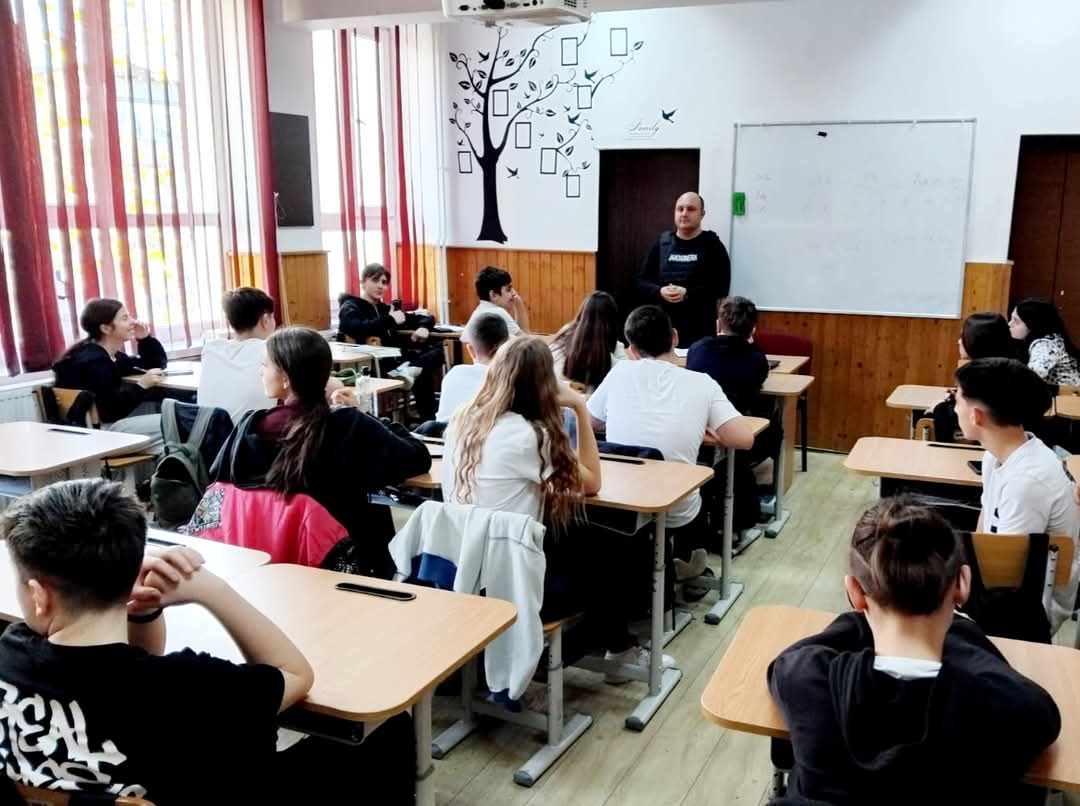 Elevii Colegiului Național Pedagogic „Constantin Cantacuzino” din Târgoviște au avut parte de o „oră altfel” alături de jandarmii dâmbovițeni