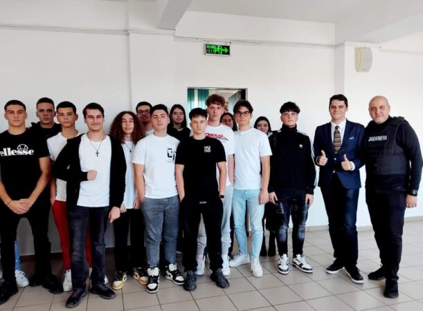 „Ora de civilizație” la Târgoviște: Jandarmii îi învăță pe elevi cum să fie responsabili în societate Elevii Colegiului Național Pedagogic „Constantin Cantacuzino” din Târgoviște au avut parte de o „oră altfel” alături de jandarmii dâmbovițeni