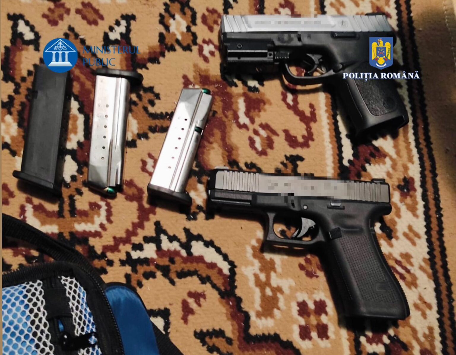 Polițiștii din orașului Găești, alături de echipe de la Serviciul Arme, Explozivi și Substanțe Periculoase, au desfășurat două percheziții domiciliare
