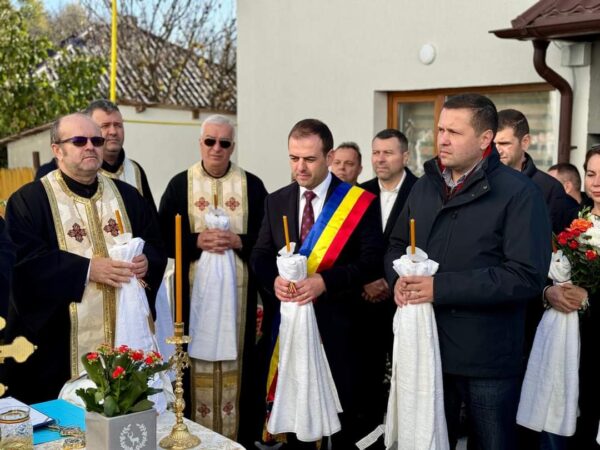 Ieri, întreaga comunitate și primarul comunei Răzvad, Emanuel Spătaru, au participat la slujba de sfințire a capelei Parohiei din Răzvadul de Jos