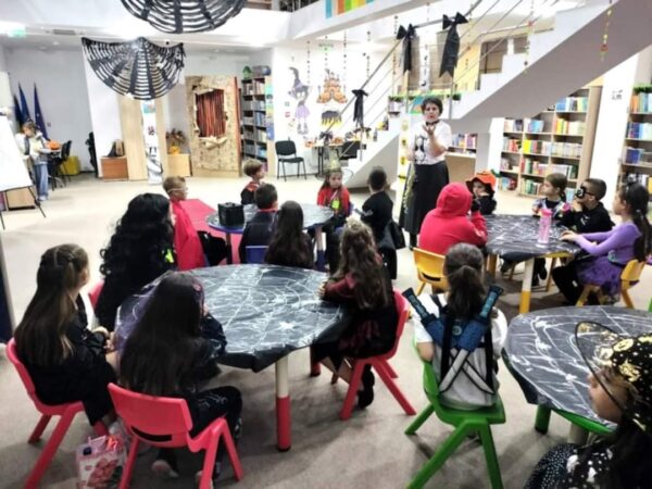 Filiala pentru copii a Bibliotecii Județene „I.H. Rădulescu” a devenit un loc de magie și mister, unde micii aventurieri au celebrat Halloween-ul într-un mod deosebit.