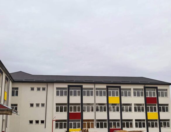 Școala Gimnazială „Grigore Alexandrescu” din Târgoviște, situată în cartierul Vlad Țepeș, prinde viață din nou, în urma unor lucrări importante de reabilitare.