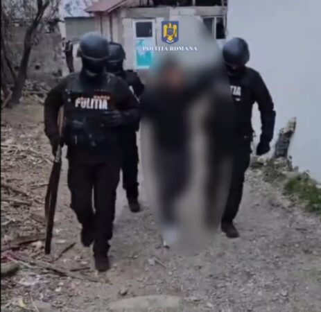 Tâlhărie la drumul mare: Taximetrist bătut și jefuit de doi clienți În noaptea de 8 spre 9 noiembrie, un taximetrist din Târgoviște a fost victima unui act de violență săvârșit de doi tineri, care l-au deposedat de bani și telefon într-o zonă izolată din comuna Mănești.