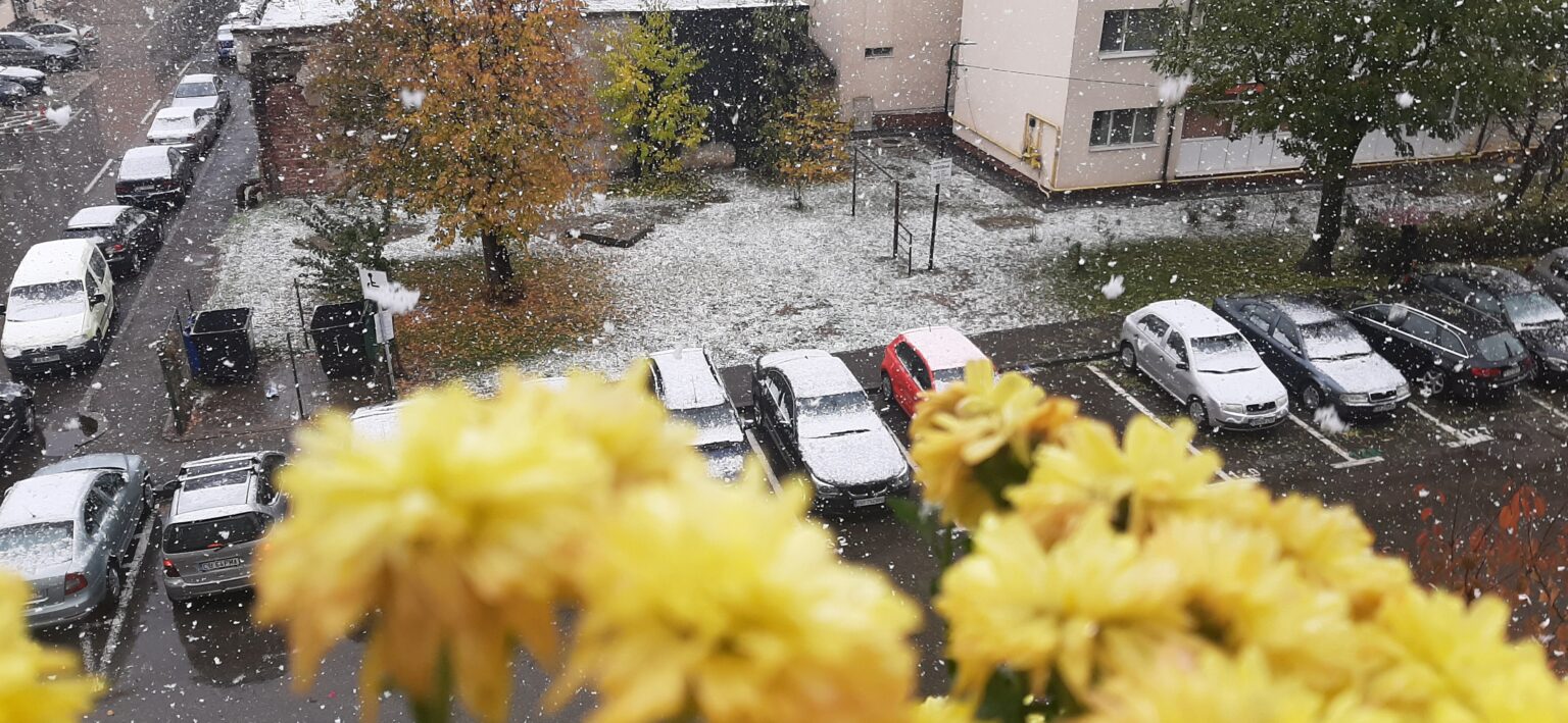  Municipiul Târgoviște a fost surprins ieri  încă de la primele ore ale dimineții,  de  primii fulgi de nea ai sezonului,