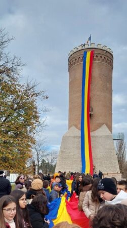 Târgoviște marchează Ziua Națională cu Marșul Tricolorului, un eveniment de unitate și mândrie națională Pe 29 noiembrie 2024, Târgoviște va deveni centrul unui eveniment emoționant și plin de culoare, care va aduna elevi