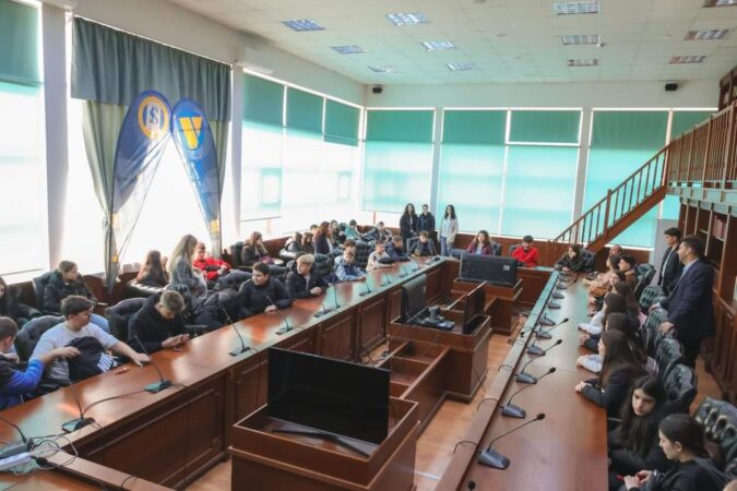 Elevii Școlii Gimnaziale Mihai Viteazul din Târgoviște au avut ocazia să descopere lumea învățământului superior, într-o vizită educativă la Campusul