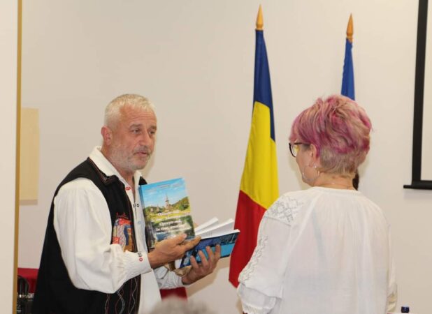 La Biblioteca Județeană "Ion Heliade Rădulescu" Dâmbovița, a avut loc un eveniment deosebit: lansarea volumului de poezii „Vise printre anotimpuri” semnat de talentata poetă Liliana Badea.